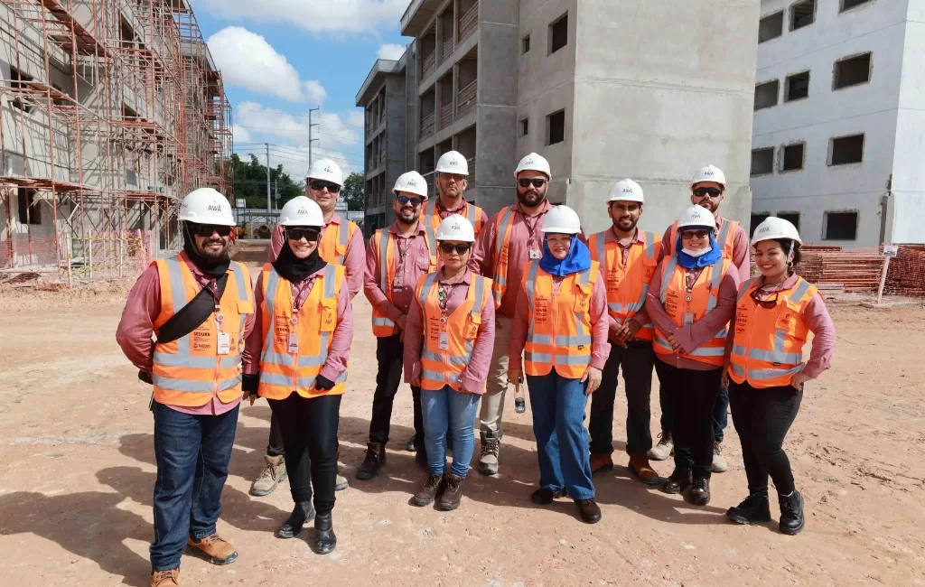 Equipe técnica da supervisão do Consórcio Awã em frente às obras de Habitação de Interesse Social (HIS), representando o compromisso com a qualidade, inclusão e transformação urbana nos territórios atendidos.