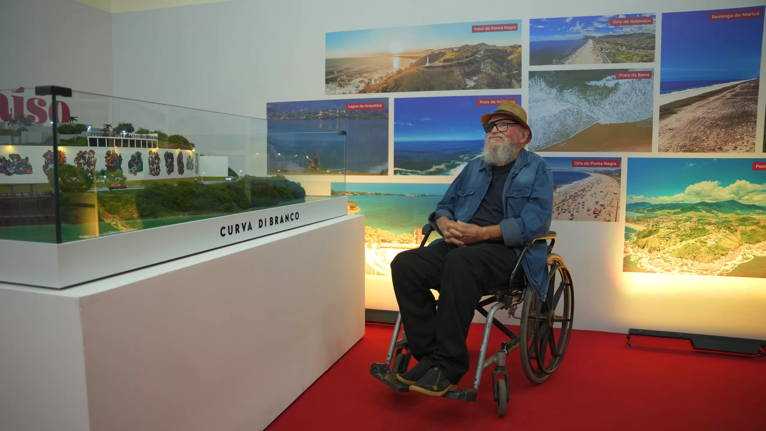 Di Branco, artista de Maricá, ao lado da maquete da Curva Di Branco, obra que homenageia sua trajetória e contribuições para a arte pública no município.
