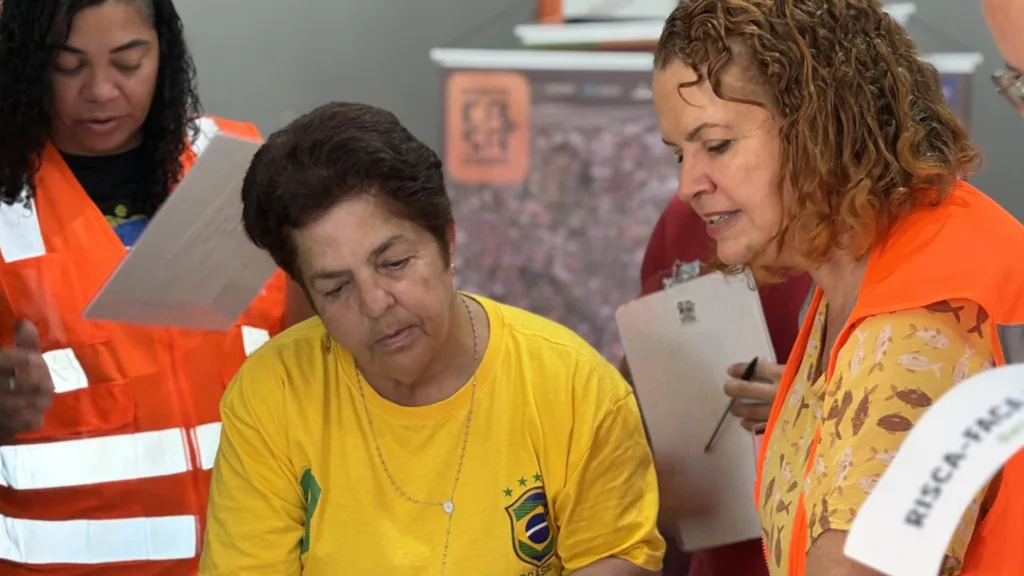 Moradores participam do Café com Reforma Urbana na comunidade do Risca-Faca, em Maricá (RJ).