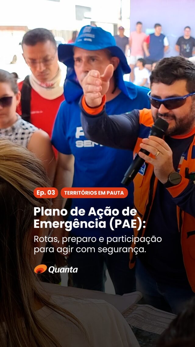 No último episódio da série Territórios em Pauta, Italcy destaca que a segurança de barragens é uma responsabilidade compartilhada.

Na Quanta, o Plano de Ação de Emergência (PAE) ganha efetividade quando as comunidades também fazem parte desse processo. No Complexo Hidrossocial Oiticica, esse trabalho se estrutura em quatro etapas de treinamento, que envolvem desde a coordenação interna até os simulados práticos com os moradores.

No vídeo, Italcy explica como são definidas as rotas de fuga e os pontos de encontro, além de ressaltar um princípio essencial dessa atuação: a acessibilidade. O planejamento considera diferentes situações de emergência, incluindo rotas adaptadas para idosos, pessoas com mobilidade reduzida e pontos de apoio para resgate.

Técnica, planejamento e cuidado com as pessoas caminham juntos na preparação do território para agir com segurança em diferentes cenários.

Esperamos que vocês tenham gostado de aprender com a gente ao longo desta série. Se quiserem ver mais conteúdos como esse, deixem nos comentários.

#QuantaConsultoria #TerritóriosEmPauta #ComplexoHidrossocialOiticica #SegurançaDeBarragens #PAE #DefesaCivil #Acessibilidade #Engenharia #SegurançaHídrica #DesenvolvimentoTerritorial #RN