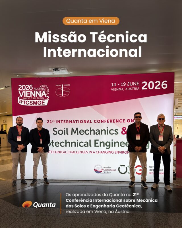 🌍 A engenharia evolui quando o conhecimento circula. Entre os dias 14 e 19 de junho, a Quanta participou da 21ª Conferência Internacional sobre Mecânica dos Solos e Engenharia Geotécnica (ICSMGE 2026), realizada em Viena, na Áustria, reunindo especialistas de diferentes países para discutir os desafios e as perspectivas da geotecnia em um cenário de constantes mudanças. A programação incluiu workshops, apresentações técnicas, feira tecnológica e uma visita à Usina Hidrelétrica de Traunfall, proporcionando uma imersão em temas como mecânica das rochas, fundações, monitoramento geotécnico, obras subterrâneas e infraestrutura sustentável. A edição também marcou os 100 anos da Mecânica dos Solos, celebrando o legado de Karl Terzaghi, cuja obra publicada em Viena é considerada um marco para a Engenharia Geotécnica. Para a Quanta, participar de agendas globais significa ampliar referências técnicas, acompanhar práticas desenvolvidas em diferentes contextos e fortalecer o intercâmbio de experiências que contribuem para projetos cada vez mais qualificados no Brasil. 👉 Deslize o carrossel e acompanhe alguns dos principais momentos dessa missão técnica. 🔗 Leia a matéria completa em nosso site. Link na bio. #QuantaConsultoria #Geotecnia #MecânicaDosSolos #ICSMGE2026 #Viena