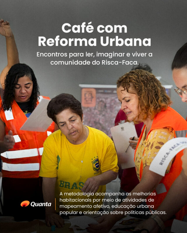 Uma melhoria habitacional pode começar pela reforma de uma casa. Também pode abrir espaço para novas conversas sobre cidadania, território e direito à cidade. No Risca-Faca, em Maricá (RJ), o Café com Reforma Urbana integra a metodologia de trabalho social do Programa Minha Casa + Bonita, promovendo encontros que aproximam moradores, equipe técnica e poder público por meio da educação urbana popular, do mapeamento afetivo e da orientação sobre direitos. Os dois primeiros encontros já reuniram a comunidade para refletir sobre moradia digna, reconhecer o território a partir das experiências de quem vive nele e imaginar, coletivamente, o Risca-Faca dos Sonhos. O ciclo será concluído com um terceiro encontro dedicado aos caminhos de acesso às políticas públicas. Deslize o carrossel e conheça como essa metodologia acompanha as melhorias habitacionais, valorizando os saberes locais e ampliando a participação da comunidade ao longo do programa. 📖 Leia a matéria completa em nosso site. Link na bio e nos stories. Fotos: Secretaria de Comunidades. #MinhaCasaMaisBonita #EducaçãoUrbanaPopular #DireitoÀCidade #ParticipaçãoSocial #Maricá