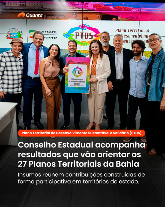 Como reunir as vozes de 27 territórios em uma mesma base de planejamento, sem apagar o que cada lugar tem de próprio? Essa foi uma das questões que atravessaram o processo participativo apresentado ao Conselho Estadual de Desenvolvimento Territorial da Bahia, o CEDETER. Ao longo da consultoria, os Grupos de Trabalho Territoriais participaram de oficinas virtuais e presenciais, levando para o debate as demandas, as potencialidades e as prioridades de cada Território de Identidade. Essas contribuições foram organizadas em Quadros Analítico-Propositivos, formando uma base técnica para subsidiar os futuros Planos Territoriais de Desenvolvimento Sustentável e Solidário da Bahia. O trabalho reuniu 27 Territórios de Identidade, 13 Áreas de Políticas Públicas, 3.932 objetivos estratégicos e 15.470 ações propostas. Os números ajudam a mostrar a escala do processo, mas são as diferentes leituras sobre cada território que dão sentido ao material construído. A Quanta desenvolveu essa etapa em parceria consorciada, no âmbito da cooperação entre a Secretaria do Planejamento do Estado da Bahia (SEPLAN) e o Programa das Nações Unidas para o Desenvolvimento (PNUD), atuando na organização, análise e sistematização técnica das contribuições. Conheça o projeto completo na área de Portfólio da Quanta. Link na bio. #Quanta #PTDS #Bahia #CEDETER #DesenvolvimentoSustentavel