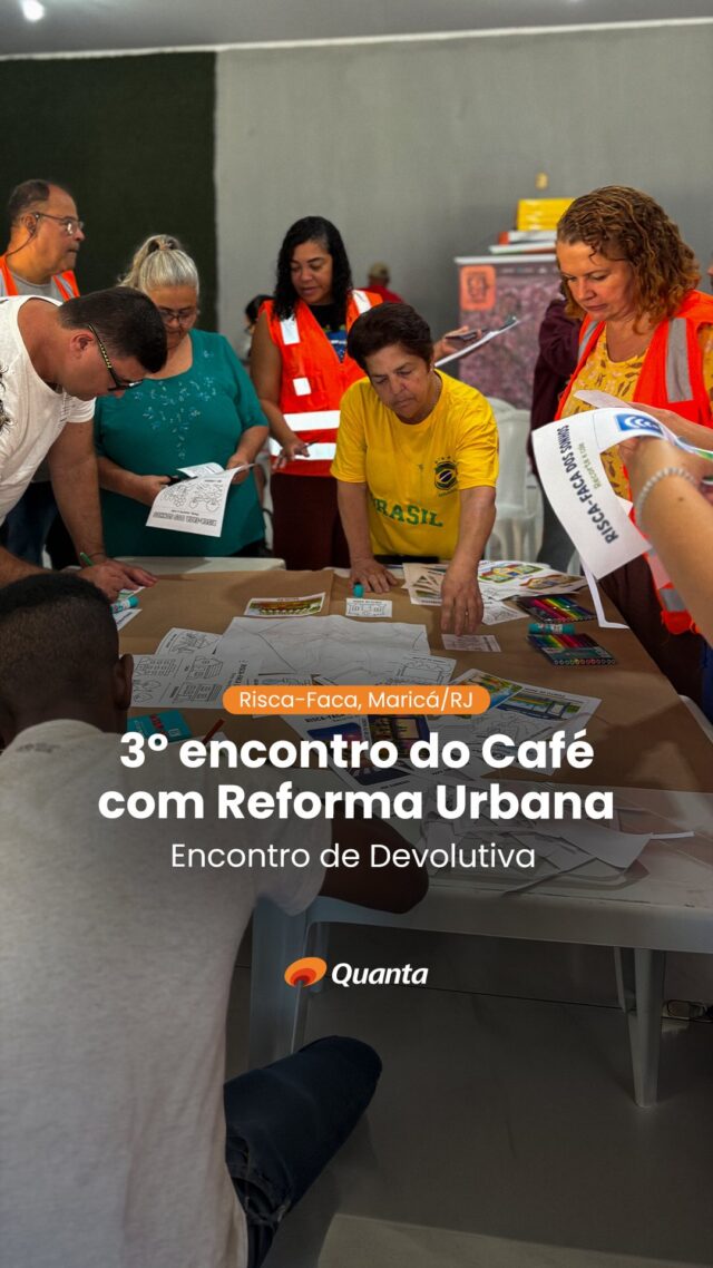 Na comunidade do Risca-Faca, em Maricá (RJ), o 3º Encontro do Café com Reforma Urbana marcou a devolutiva do Programa Minha Casa + Bonita à comunidade. 🌟 A Quanta acompanha as melhorias habitacionais com equipes multidisciplinares, por meio de visitas domiciliares, projetos individualizados e diálogo contínuo com as famílias. Um processo construído a muitas mãos, com escuta, transparência e participação, para qualificar as moradias e fortalecer o direito à habitação digna.🏠 #DireitoaCidade #HabitaçãoDeInteresseSocial #MinhaCasaMaisBonita #Maricá QuantaConsultoria