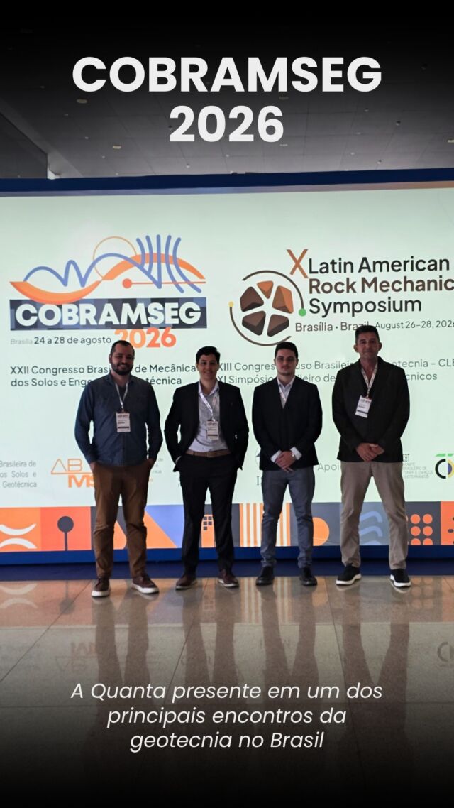 A Quanta participa, de 24 a 28 de agosto, do COBRAMSEG 2026, em Brasília, acompanhando debates, apresentações técnicas e trocas entre profissionais, pesquisadores e empresas de diferentes áreas da geotecnia. A programação reúne discussões sobre geotecnia ambiental, sustentabilidade, reabilitação de estruturas, túneis e outros desafios da engenharia, além de espaços para conhecer soluções, compartilhar experiências e ampliar referências técnicas. No vídeo, os engenheiros Alysson Veras e Iêgo Angelim compartilham alguns dos destaques da participação da Quanta no Congresso e das trocas construídas ao longo da programação. A produção técnica da equipe também integra o evento. Iêgo apresenta dois artigos relacionados ao Complexo Hidrossocial de Oiticica, com análises sobre o fator de segurança da barragem principal e de uma das barragens auxiliares. Entre palestras, feira e encontros com profissionais do setor, a participação no COBRAMSEG fortalece a circulação de conhecimento e aproxima diferentes experiências da prática da engenharia. Acompanhe alguns registros da participação da Quanta no Congresso. #Quanta #COBRAMSEG2026 #Geotecnia #Engenharia #Infraestrutura